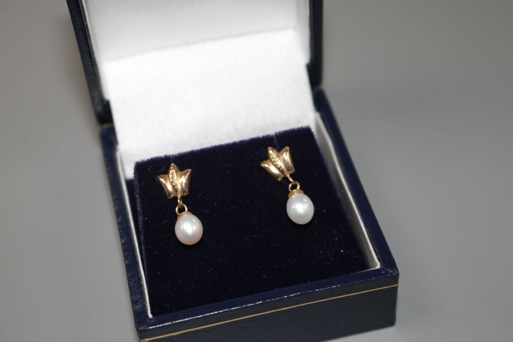 A modern pair of 375 and cultured pearl set drop earrings, 14mm